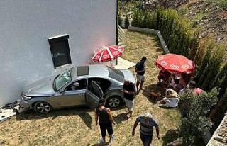 Otomobil metrelerce yükseklikten evin bahçesine...