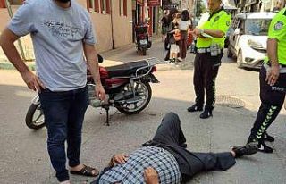 Otomobil motosiklete çarptı, yaşlı adam ölümden...