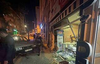 Otomobil pide dükkanına daldı, cam çerçeve aşağı...