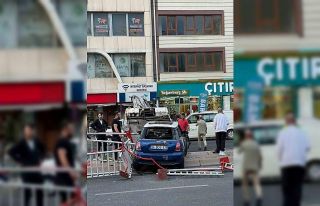 Otomobil refüje çıktı: 2 yaralı