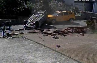 Otomobil sokak arasında takla attı, o anlar güvenlik...