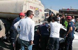 Otomobil su tankerine çarptı, sıkışan sürücü...