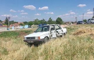 Otomobil ticari araçla çarpıştı: 2 yaralı