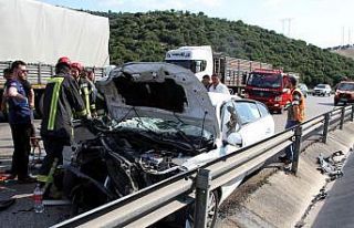 Otomobil tıra arkadan çarptı: 1’i ağır 5 yaralı