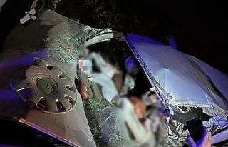 Otomobil traktör römorkuna çarptı: 2 ölü, 2...