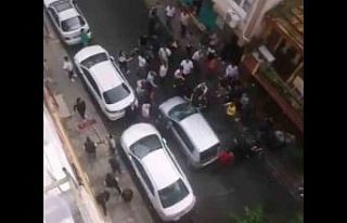 Otomobil yayaya çarptı, ortalık karıştı, sopayla...