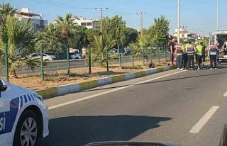 Otomobile arkadan çarpan motosiklet sürücüsü...