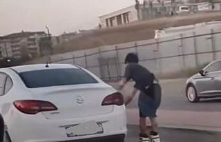 Otomobile tutunarak yolculuk yapan patenli genç canını...