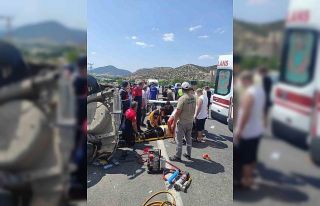 Otomobilin şarampole yuvarlandığı kazada yaralananlardan...