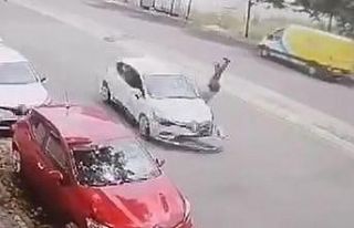 Otomobilin yayaya çarptığı feci kaza anı kameraya...