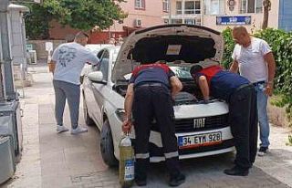 Otomobilinin marşına kedi için basamıyor