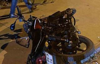 Otomobille çarpışan motosiklet sürücüsü ağır...