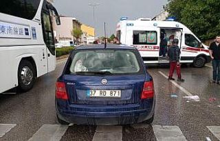 Otomobille çarpışan motosiklet sürücüsü yaralandı