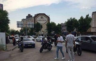 Otomobille seyir halindeyken arkadaşını boğazından...