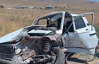 Otomobiller kafa kafaya çarpıştı: 2 yaralı