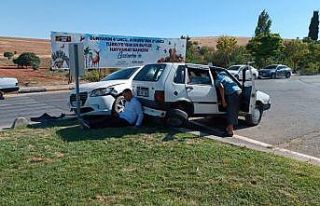 Otomobiller kavşakta çarpışıp, refüje çıktı:...