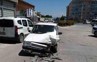 Otomobillerin kafa kafaya çarpıştığı kaza kamerada