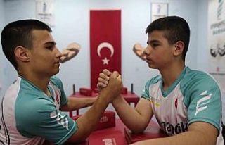 (Özel) İkizlerin bilekleri bükülmüyor