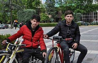 (ÖZEL) Modifiye ettikleri bisikletlere gözleri gibi...