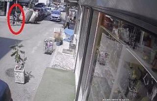 (Özel) Otomobil yolun karşısına geçen bisikletliye...