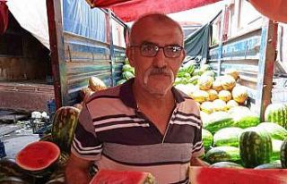 (ÖZEL) Tamamını alamayan yarım veya çeyrek karpuzu...