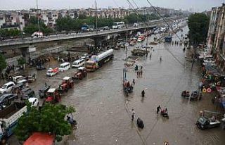 Pakistan’da sel: Araçlar suya gömüldü