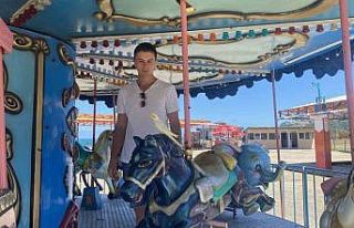 Papağanla sahibinin dostluğu görenleri şaşırtıyor