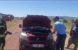 Park halindeki aracın motorundan 1.5 metre uzunluğunda...