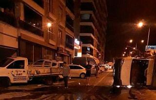 Park halindeki araçlara çarpan kamyonet devrildi:...