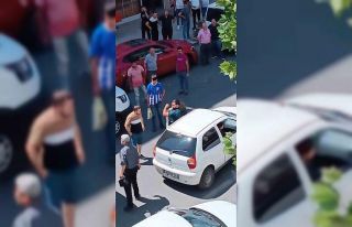Park halindeki araçlara sinirlenen vatandaştan yol...