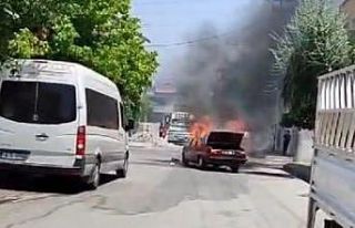 Park halindeki otomobil alev alev yandı
