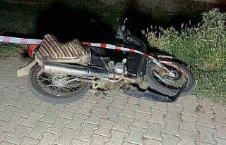 Park halindeki otomobile çarpan motosiklet sürücüsü...