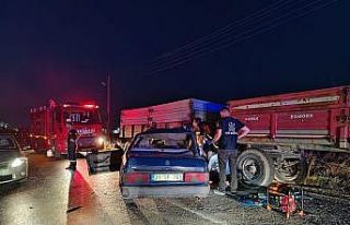 Park halindeki traktörün römorkuna çarptı: 1...