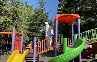 Parklardaki oyun parkları dezenfekte ediliyor