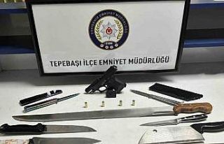 Parkta keşif yapan polis 7 kesici alet ve 1 ruhsatsız...