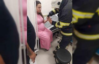 Parmağına sıkışan yüzüğü itfaiye ekipleri...