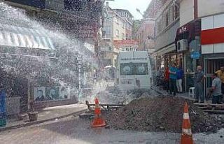 Patlayan su borusu sebebiyle vatandaşlar neye uğradıklarına...