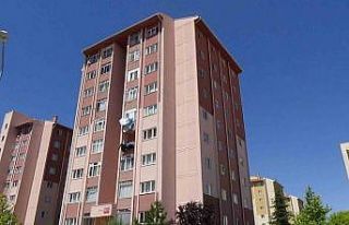 Pencere silerken 8. kattan düşen 3 çocuk annesi...