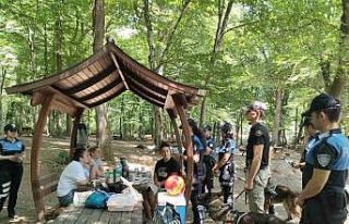 Polis ekipleri orman yangınlarına karşı vatandaşı...