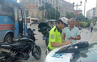 Polis, klima yerine kapı açarak yolcu taşıyan...