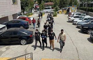 Pompalı tüfekle 3 kişiyi yaralayan şüphelilerden...