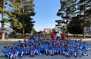 Pursaklar Belediyesi, çocuklara spor malzemesi hediye...