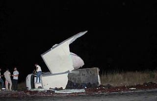 Refüje devrilen kamyonetin parçalanan kasasındaki...