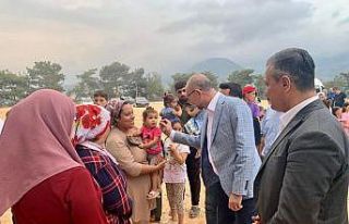 Rektör Erdal, Hatay’da depremzede miniklerle bir...