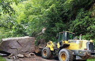 Rize’de heyelanda kapanan yol tekrardan ulaşıma...