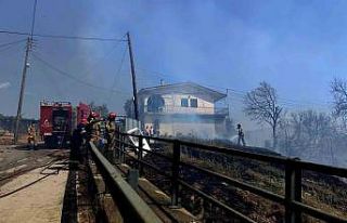 Rodos’taki yangından kaçan turistler sahillerde...