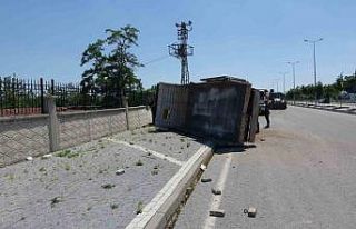 Şaftı kopan kamyonet duvara çarpıp yan yattı:...