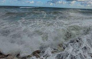 Sahili döven dev dalgalar, Cide-Bartın Karayolu’na...