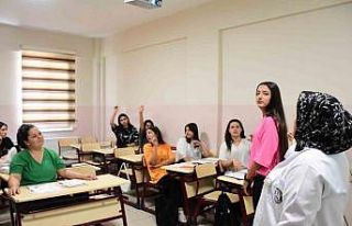 Şahinbey’de ev hanımları ve öğrenciler İngilizce...