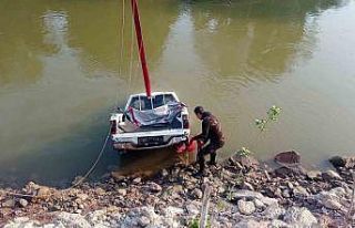 Sakarya Nehri’ne düşen kamyonet 3 gün sonra çıkartıldı